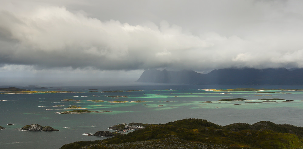 Like etter at man har passert Storvatnet begynner landskapet og åpne seg, og man ser ned på Hamn og alle holmene og øyene i Bergsfjorden.