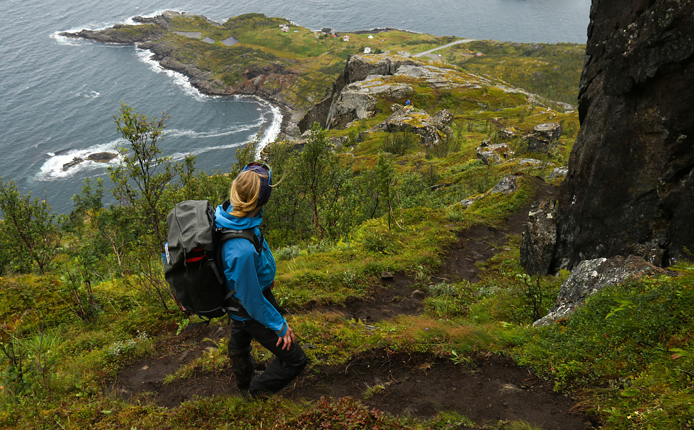 De siste hundre høydemeterne opp til Sukkertoppen er brattere enn resten av anmarsjen. Her ser vi ned på Hellandsneset.