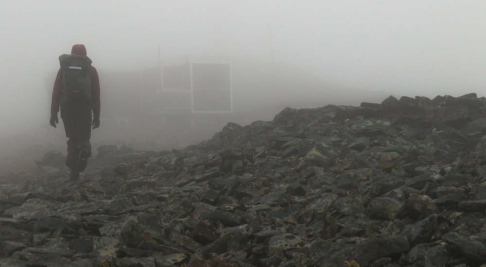 Rett før toppvarden på Tredjefjellet er det bygget en stasjon av noe slag. Den så litt futuristisk ut i tåka.