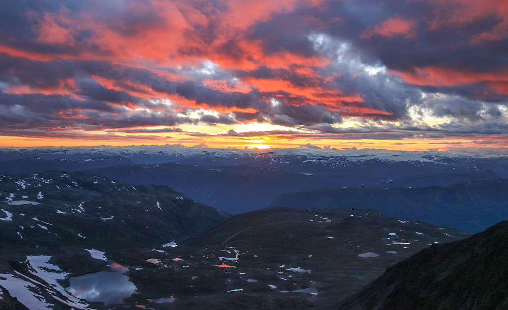 Solnedgangen kom da vi var på toppen av Nørdre Soleiebotntind. Den burde kanskje heller ha kommet lenge etter at vi kom ned fra fjellet.... men sånt skjer.