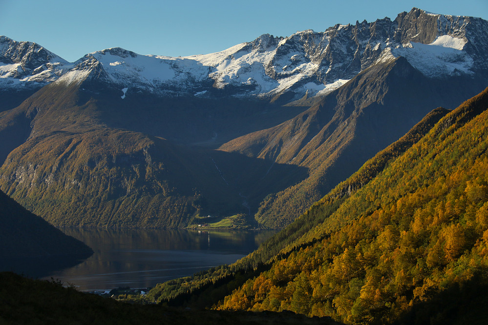 Turen vår startet et par-tre kilometer nord for Urke, ved Haukåssetra. På motsatt side av fjorden ligger Skår. Etterhvert som vi fikk tatt litt høyemeter fikk vi stadig bedre utsyn over Hjørundfjorden og Skårasalen (toppen lengst til høyre). Kvistadkjerringane på rad og rekke til venstre for Skårasalen.