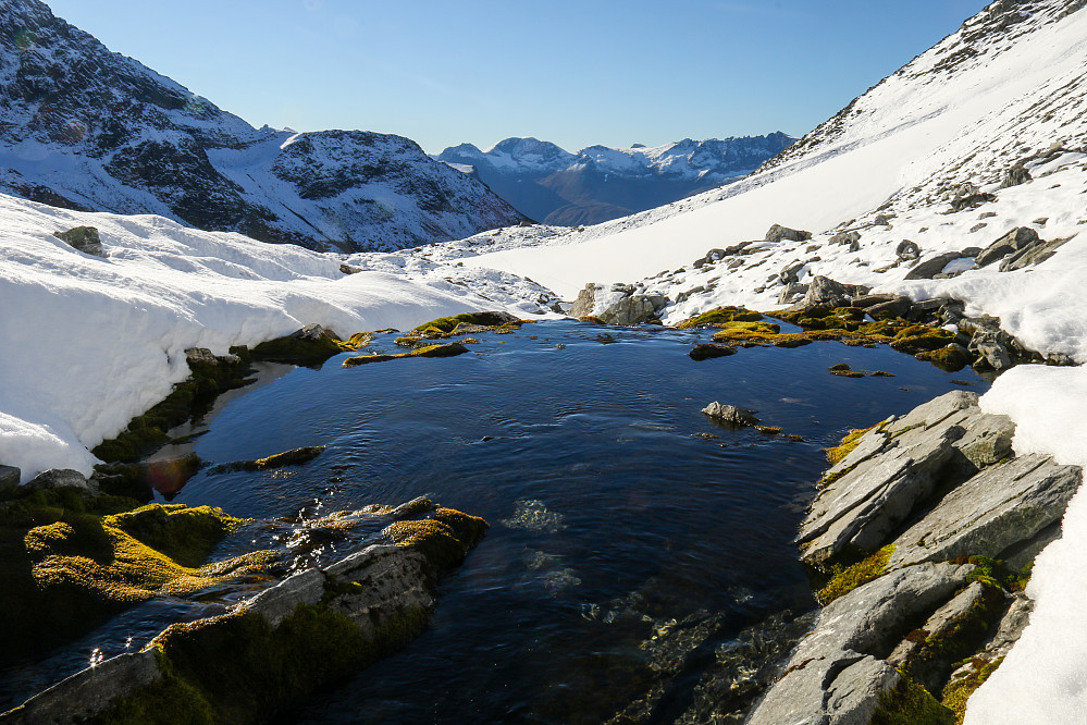 Masse snø øverst oppi Grøtdalen. Heldigvis rant det en åpen bekk i bunn av dalen, og det var greit å gå i kanten av den oppover.