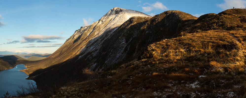 En bittebitteliten Morten øverst i høyre hjørne, på vei opp mot Urfjellet (toppen med snø på). Den midterste av de snøfrie haugene heter Svadfjellet.