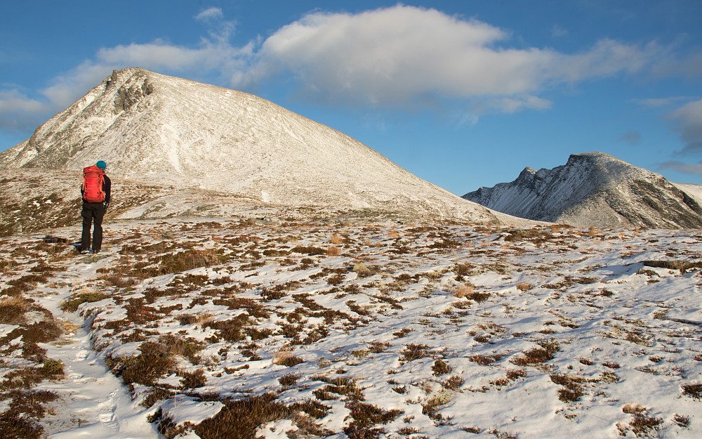 Litt snø fra ca 800 moh, men greit å gå i. Urfjellet rett fram, Lafjellet til høyre.