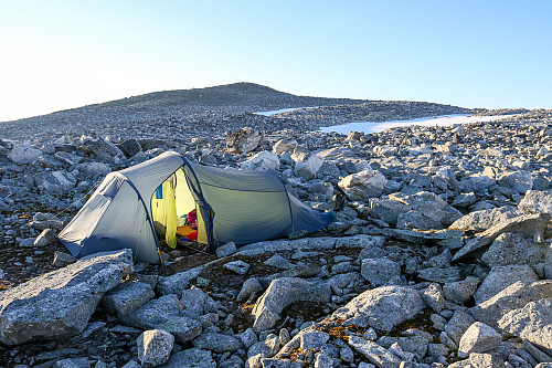 Mye fin stein ved teltplassen i 1600-meters høyde.