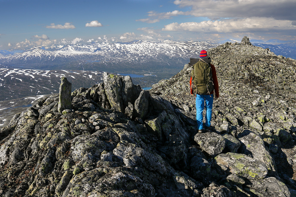 Toppvarden på Skridulaupen til høyre
.Ikke så stor som varden på østtoppen, men like fullt høyeste punktet på ryggen.