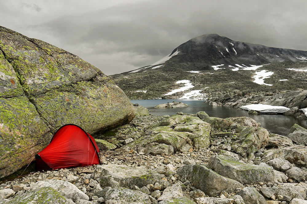 I Steindalen tok jeg meg en liten timeshvil i teltet. Fin utsikt mot Tundradalskyrkja.