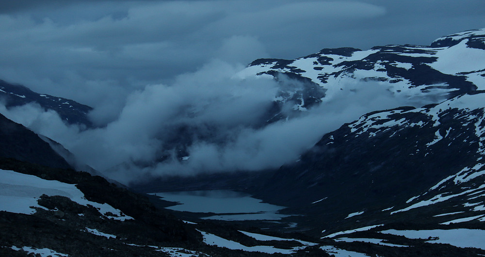 Mørkten kommer sigende. Utsikt innover Nørdstedalen fra teltplassen min på bandet mellom Sveinkollen og Tundradalskyrkja.