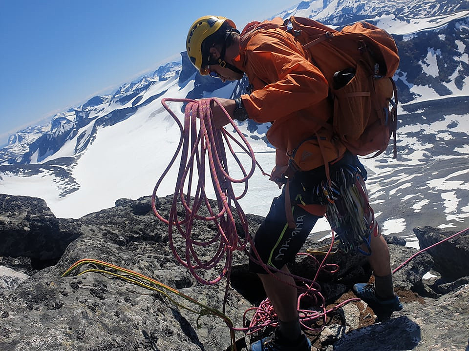 Marius gjør klar til fjerde og siste rappell (30-40m). Her var det tre slynger fra før som virket veldig solide og i tillegg så rene ut, derfor vi tok sjansen på å bruke dem. Vi hadde med ekstra taustubb som vi egentlig skulle bruke til forsterking, men det ble ikke tatt i bruk.