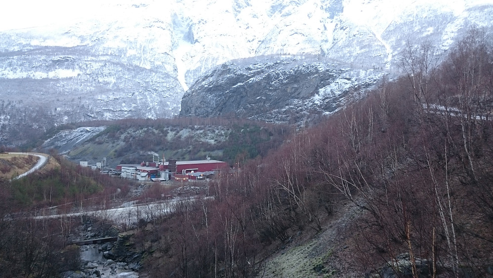 Moakamben midt på bildet, sett fra gangveien som går langs Rv 53