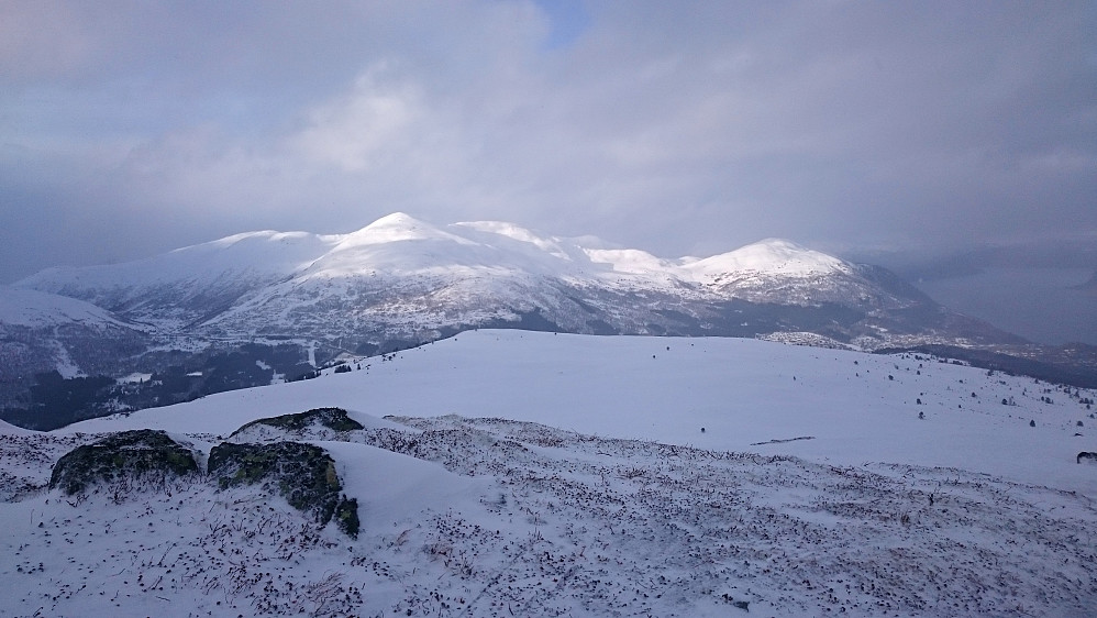 Utsikt fra Vardnakken mot bl.a. Dregetuva, Hevsdalen, Roaldshornet, Skurahornet og Storfjorden