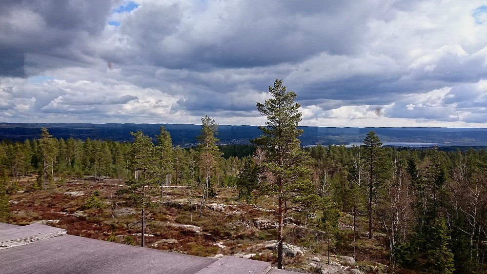 Utsikt fra tårnet mot øst. Deler av Rømsjøen sees til høyre