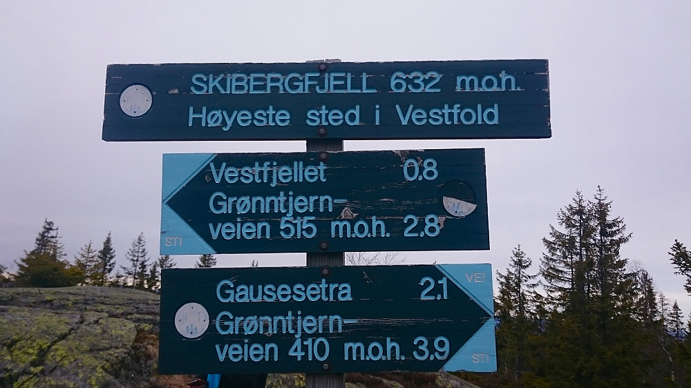 Skiltene like ved toppunktet på Skibergfjellet