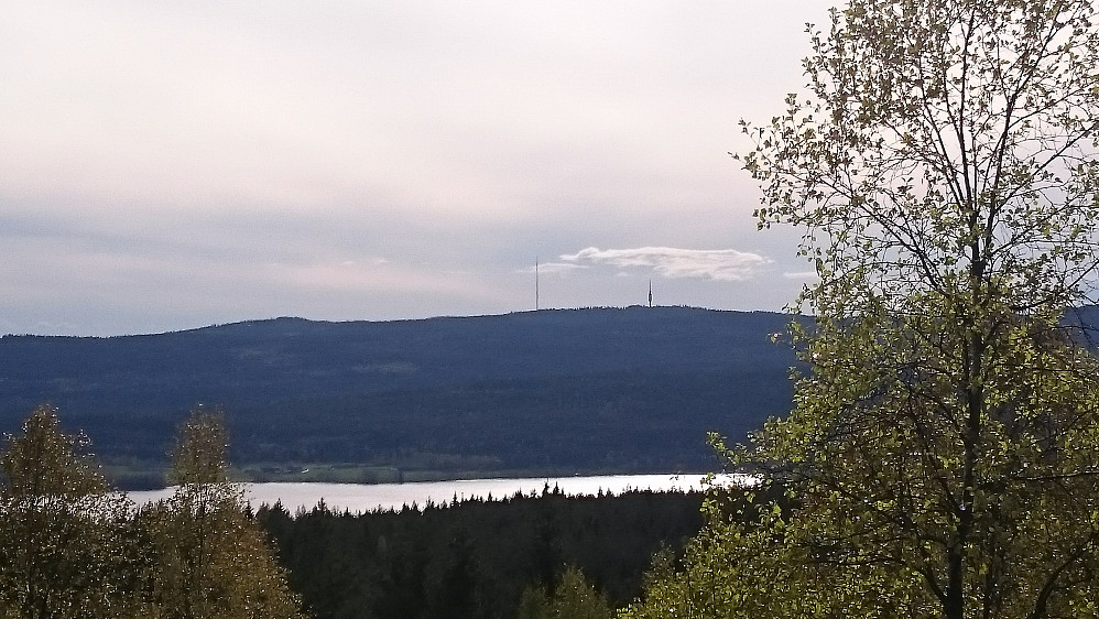 Utsikt fra et punkt like nedenfor varden på Grytlihøgda sør, sett mot bl.a. Maridalsvannet og Tryvann