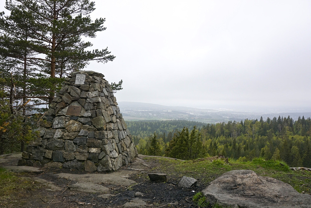 1000-års varden på Bjønnåsen, med bl.a. deler av Lørenskog og Oslo i bakgrunnen