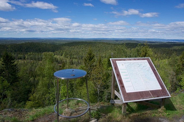 Sikteplata og infotavla på toppen av Tømmerås