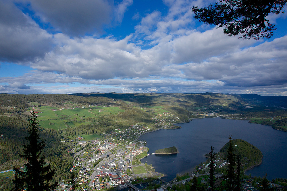 Utsikt fra Vardakamben mot Fagernes og Strondafjorden