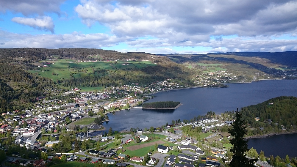 Utsikt fra Kviteberg mot Fagernes og Strondafjorden