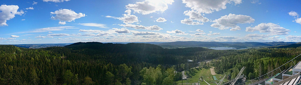Utsikt fra den største hoppbakken på Linderudkollen, mot Grefsenkollen, Tryvann og Maridalsvannet