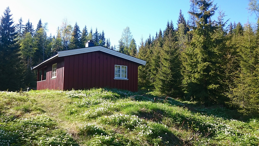 Hytta ved veis ende, ca. 300 meter forbi Jonsrudkampen