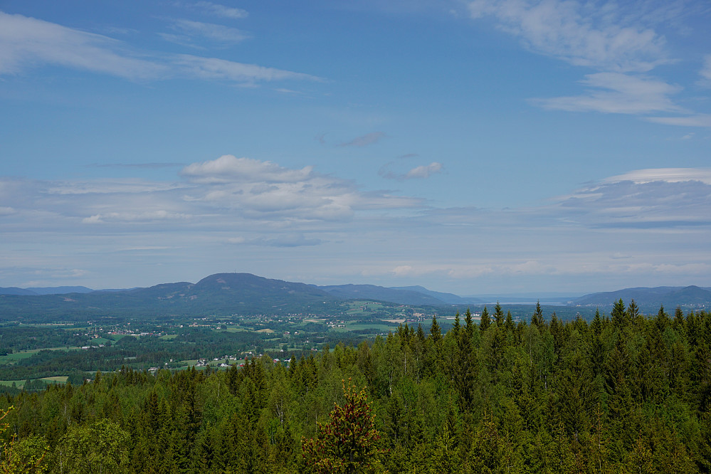 Utsikt fra tårnet mot Mistberget, Skreikampen og Mjøsa