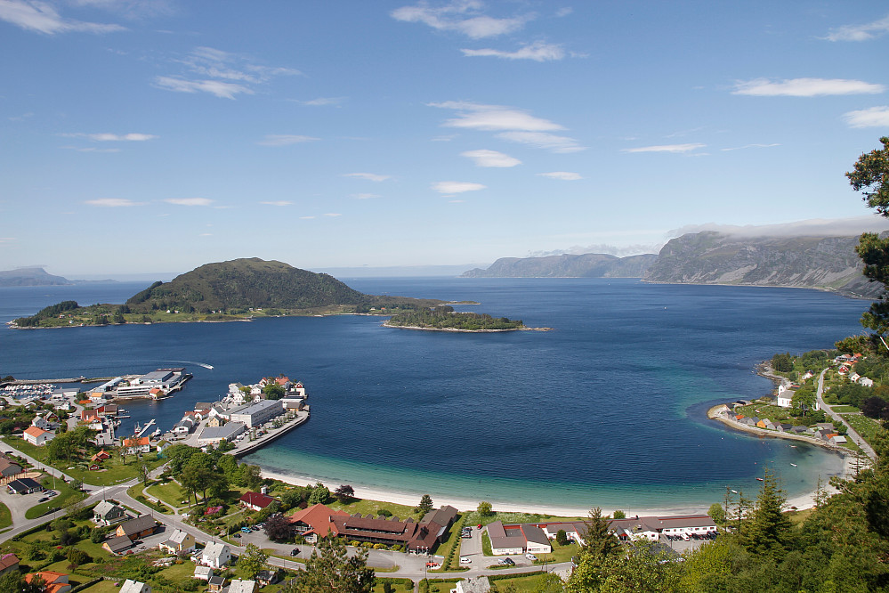 Utsikt fra Risnakken mot bl.a. Selje og klosterøya Selja