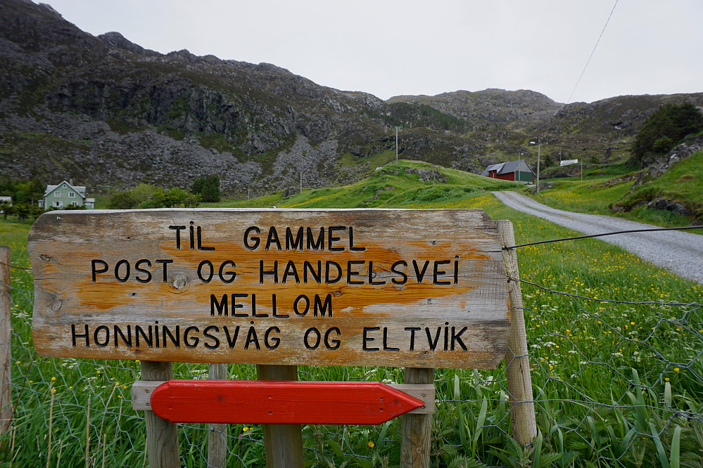 Skiltingen til den gamle post- og handelsveien mellom Honningsvåg og Eltvik