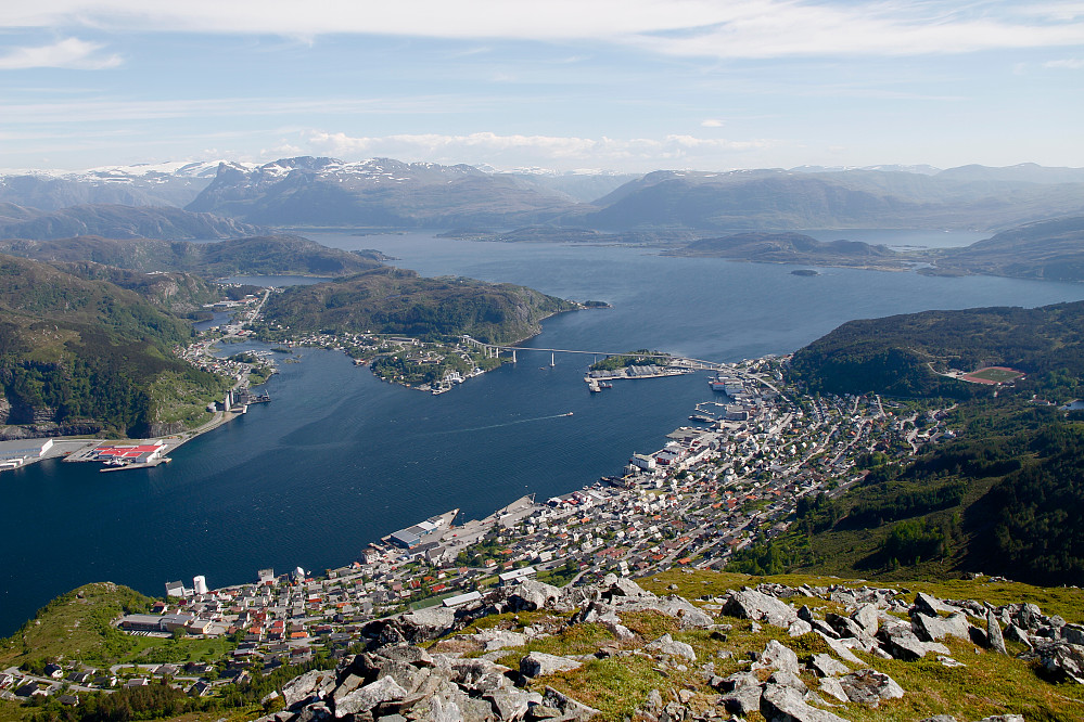 Utsikt fra Gottrøysa mot Måløy. Stadion som var utgangspunktet for turen sees til høyre