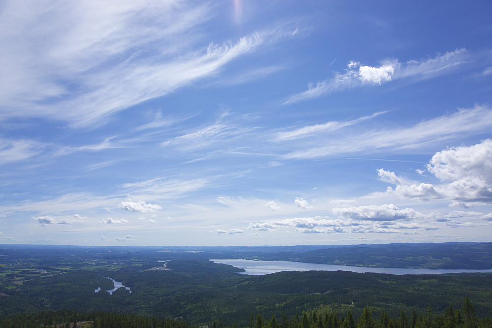 Utsikt fra tårnet på Mistberget mot bl.a. Netsjøen, Hurdalssjøen og Gardermoen