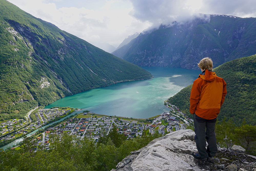 Utsikt fra Ramneberget mot Øvre Årdal, Årdalsvatnet og Bøttejuvet