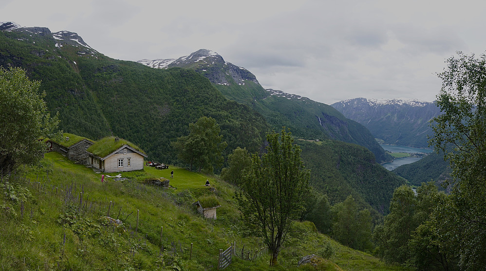 Den fraflyttede gården Fulglesteg, med utsikt til bl.a. Skjolden og innerste delen av Sognefjorden