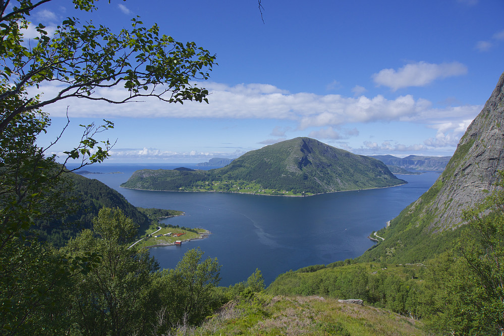 Fra stien ned mot Flistraelva, med utsikt mot Barmøya