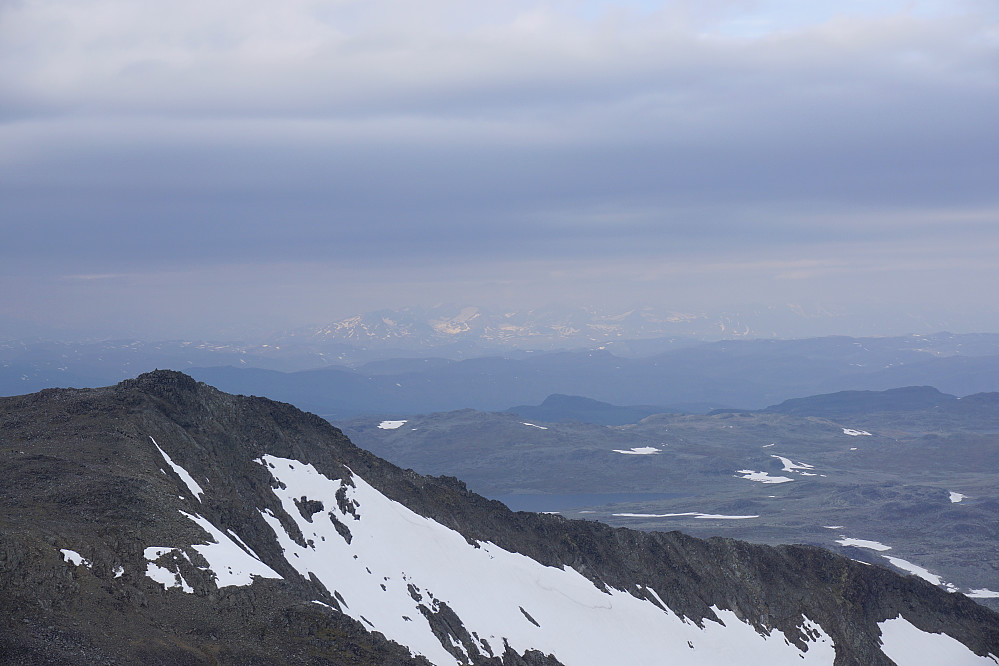 Utsikt fra Høgeloft mot Høgeloft Nordtoppen og Jotunheimen