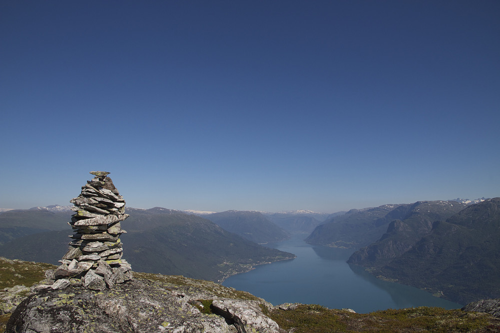 Fra et av utsiktspunktene øst for toppunktet på Molden, mot Lustrafjorden og Hurrungane til høyre