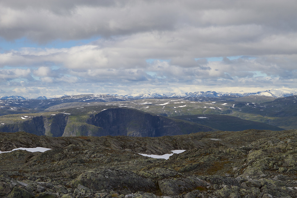 Utsikt mot Byttejuvet, Skorsfjellet og Hesten i Leirdalen