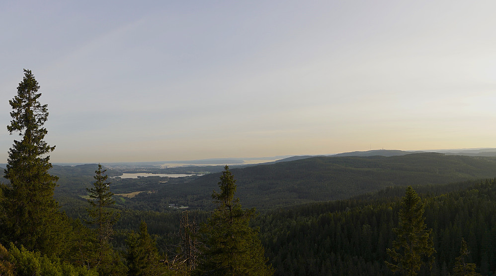 Utsikt fra Mellomkollen mot Oslo og Tryvann til høyre