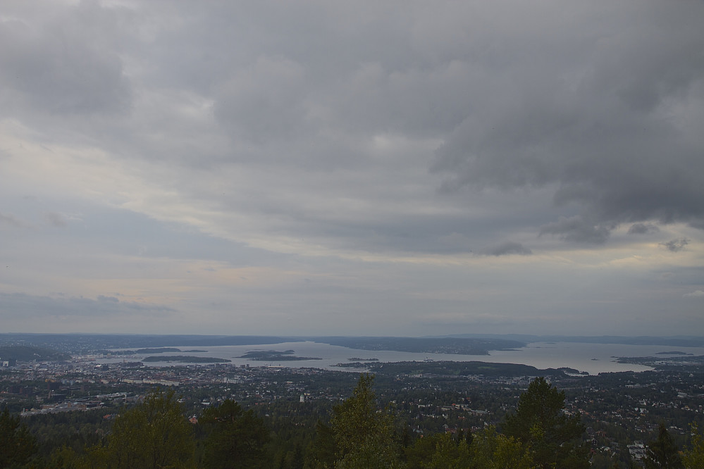 Utsikt mot bl.a. deler av Oslo, Bunnefjorden, Nesodden, Oslofjorden og Fornebu