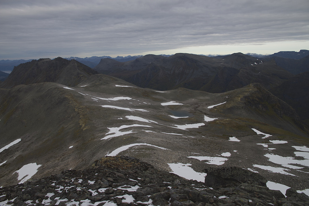 Utsikt fra Blåfjellnibbaplatået mot de tre siste toppene; Blåfjellnibba nord for, Emdalstindane sør for og Blåfjellnibba nordøst for. Nedgangen til Stølsdalen er helt til høyre 