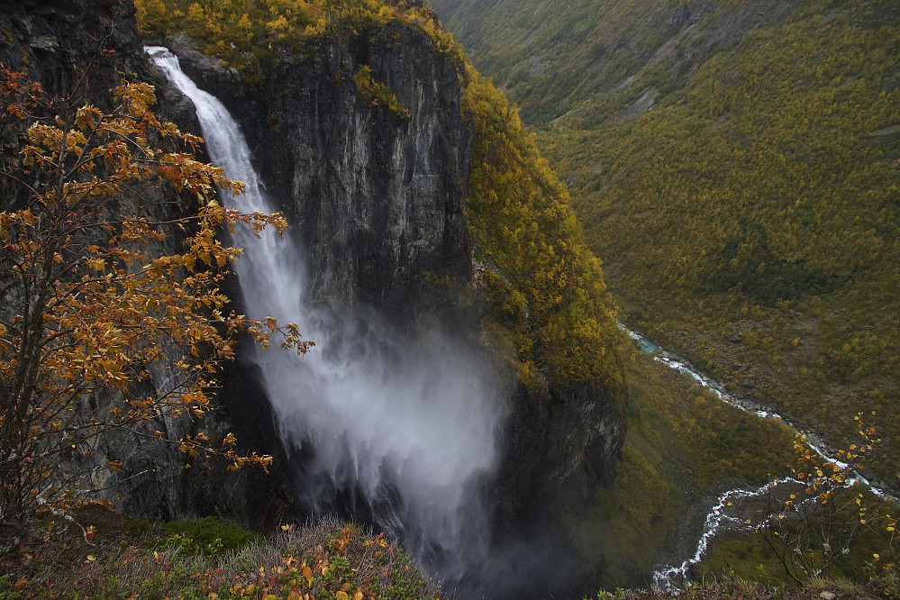 Vettisfossen med et fritt fall på 273 meter - og Utla nede i dalbunnen