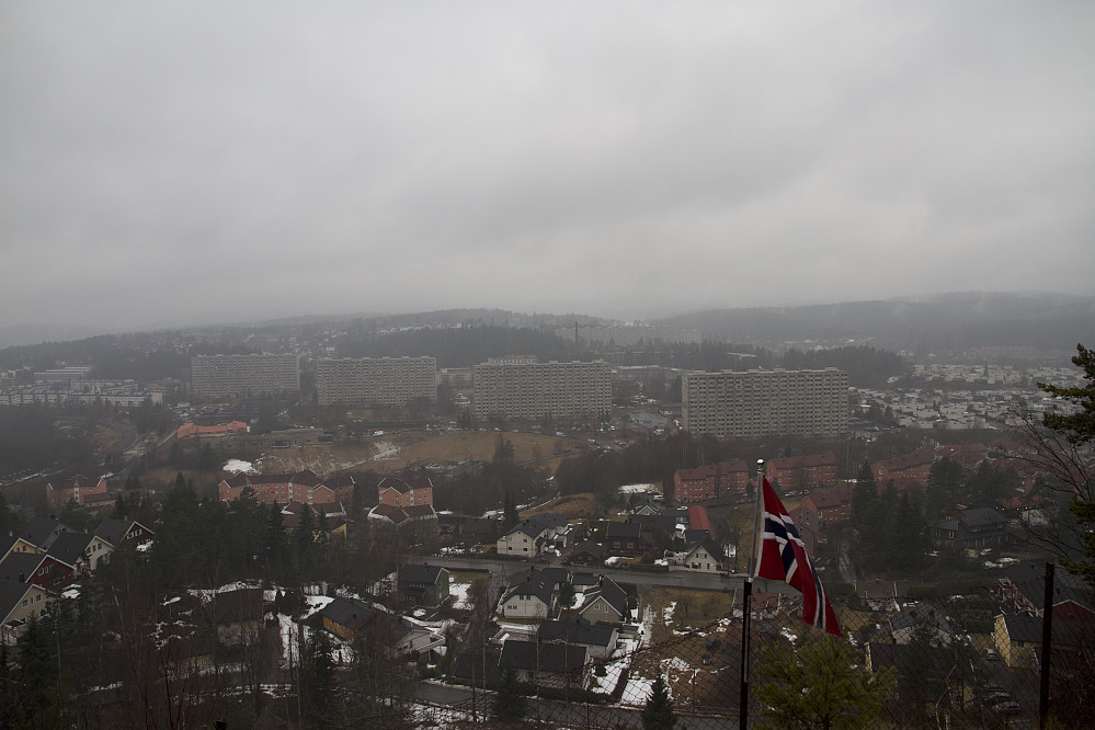 Fra utsiktspunktet nedenfor Ravnkollen, mot blokkene på Grorud