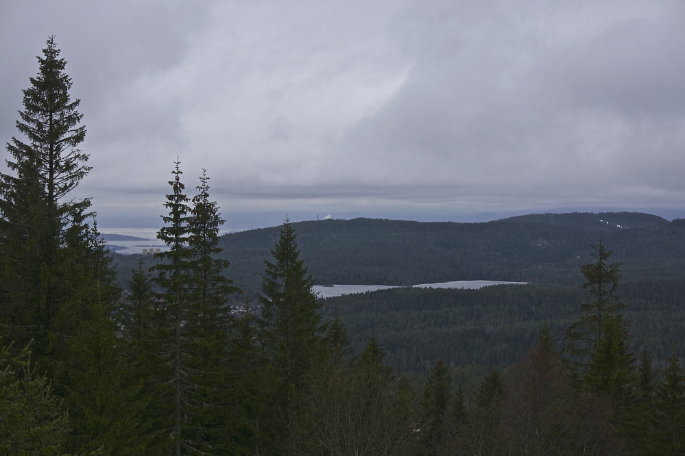 Deler av Oslofjorden og Lillomarka, med Grefsenkollen helt til høyre, sett fra utsiktstårnet på Røverkollen