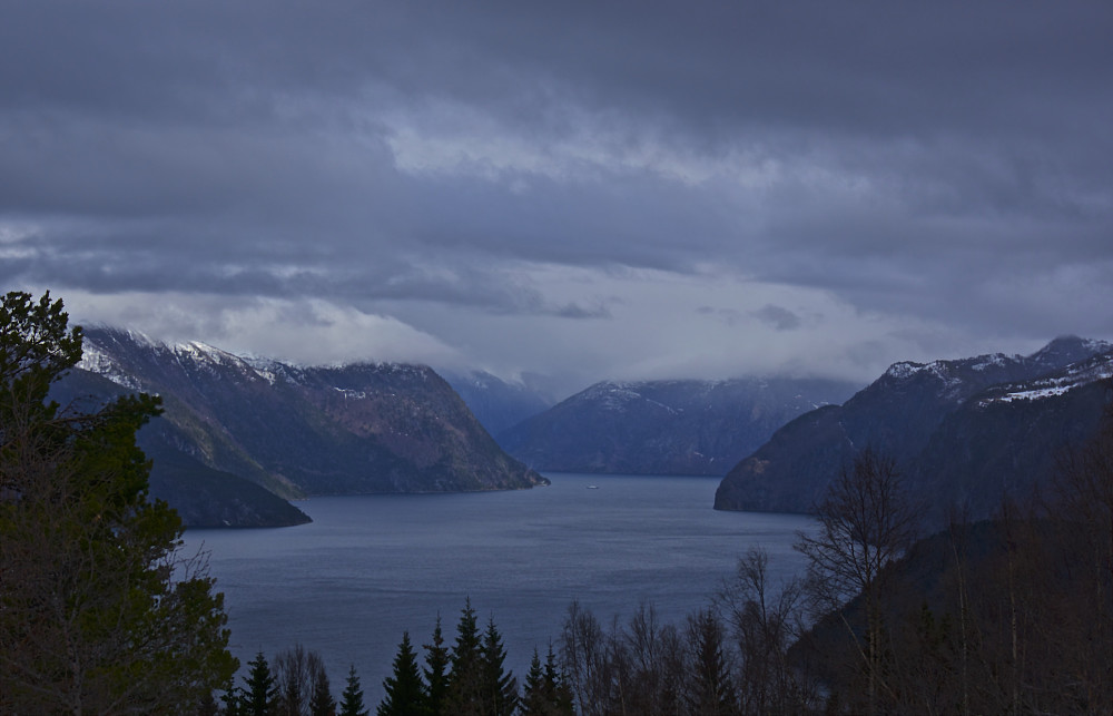 Norddalsfjorden og Skrenakken til høyre, sett fra stien nedenfor Heimerhaugane