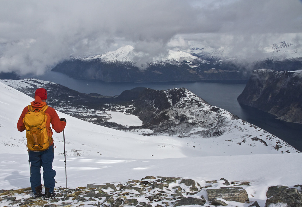 Fra skaret mellom Blåhorna, mot bl.a. Vasset, Storfjorden, Sunnylvsfjorden og Jolgrøhornet på den andre siden av fjorden