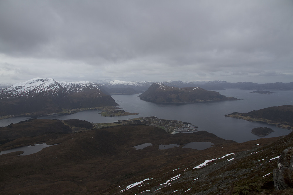 Utsikt fra Tarvaldseggja mot bl.a. Selje og Barmøya. Kvamfjellet, den høyeste toppen i Selje, sees til venstre