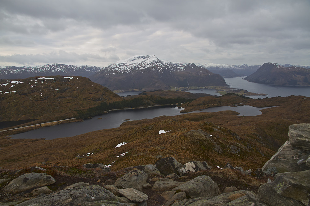 Utsikt fra Orren, mot bl.a. Kvamfjellet rett frem og Barmøya helt til høyre
