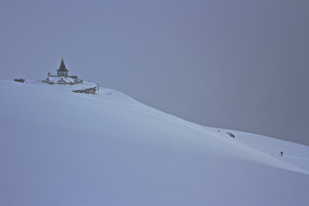Paviljongen og en skiløper til på vei mot toppen