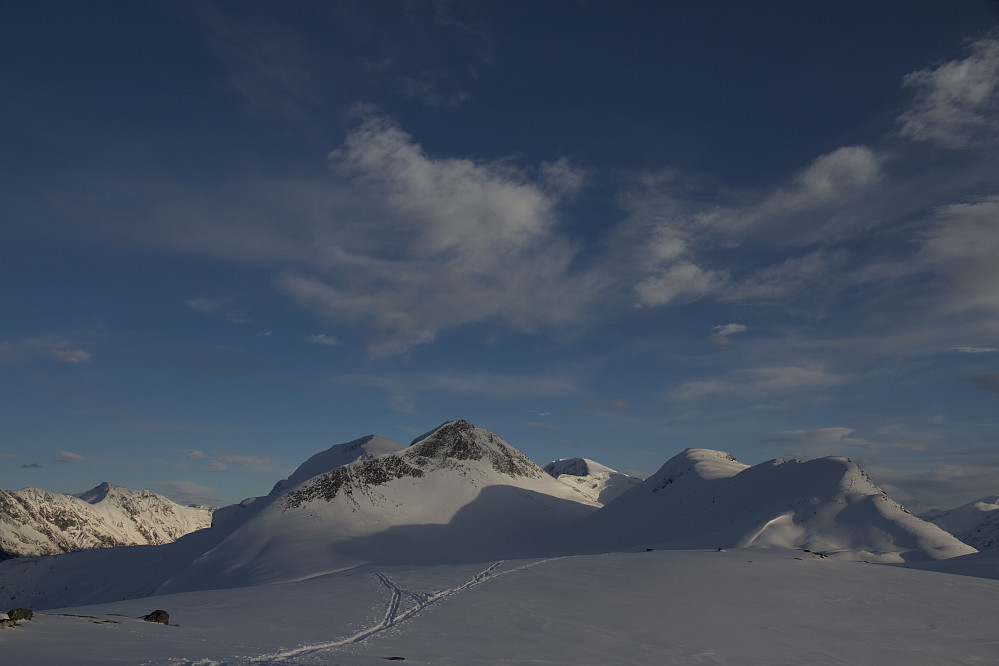 Heimste og Fremste Blåhornet til venstre for skisporet