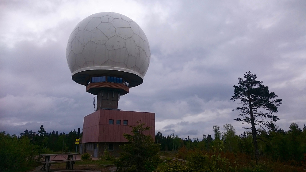 "Golfballen" på Haukåsen, som inneholder radar for lufttrafikken for hele Østlandet