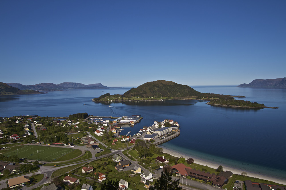 Utsikt fra Risnakken mot Selje sentrum, øya Selja og Sildegapet