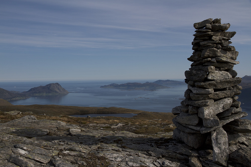 Utsikt mot bl.a. Revjehornet, Vanylvsgapet og Sandsøya